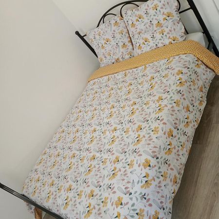 Joli Apartment Clichy Luaran gambar